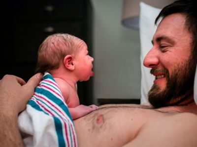 Μοναδικές φωτογραφίες μπαμπάδων από τη στιγμή της γέννησης του παιδιού τους (pics)