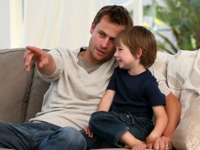 Παιδιά «σπασίκλες»: Ο υψηλός δείκτης νοημοσύνης τους εξαρτάται και από την ηλικία του πατέρα