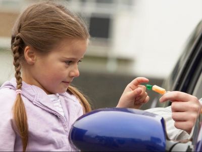 Συμβουλές για την προστασία των παιδιών: Πώς να ξεχωρίζουν το «δώρο» από τη «δωροδοκία»