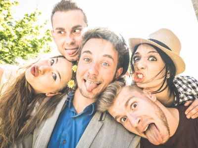 Η φιλία συντελεί στην ομαλή ψυχοκοινωνική ανάπτυξη των εφήβων