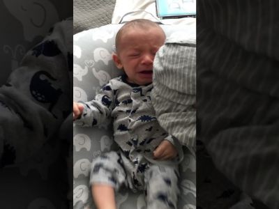 Απολαυστικό βίντεο: Μπαμπάς σταματά το κλάμα του μωρού με ευφάνταστο τρόπο  (vid)