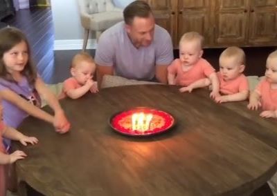 Μπαμπάς σβήνει τα κεράκια της τούρτας του και οι κόρες του ξεσπούν σε κλάματα