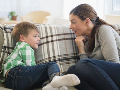 Δεκαπέντε ερωτήσεις που μπορείς να κάνεις στο παιδί για τη μέρα του στο σχολείο