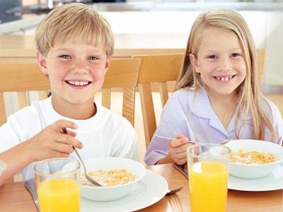 Τα παιδιά που τρώνε πρωινό είναι καλύτεροι μαθητές, σύμφωνα με επιστημονική μελέτη