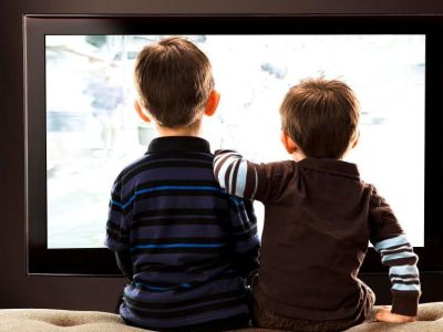 Τηλεόραση και παιδί: Τα υπέρ και τα κατά του να βλέπει