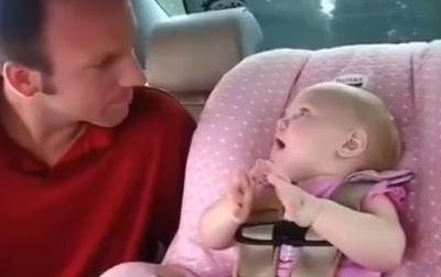 Η πιο απολαυστική συζήτηση μεταξύ μπαμπάς και κόρης, μόλις 9 μηνών, είναι αυτή!