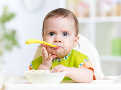 Ενθαρρύνετε το μωρό να τρώει μόνο του