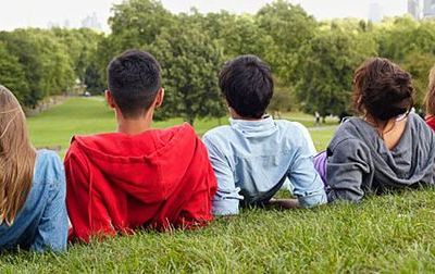 Έρευνα: Πώς τα στερεότυπα ανάμεσα στα δύο φύλα στην εφηβεία λειτουργούν αρνητικά