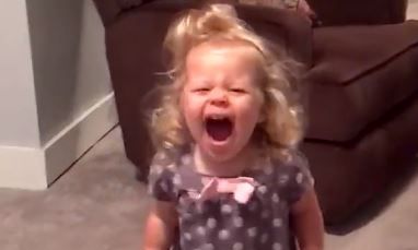 Τι παίζει ένας μπαμπάς μόνος με το παιδί του; (vid)