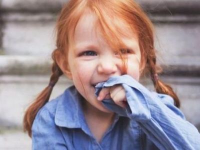 Το τζιν φόρεμα που δεν πρέπει να λείπει από τη ντουλάπα της κόρης σας