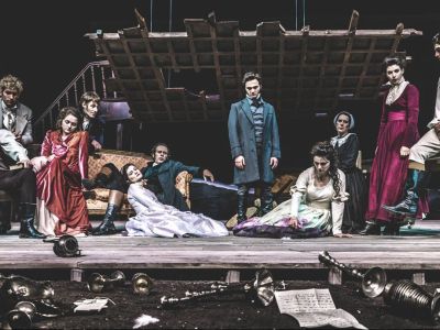 Τα ανεμοδαρμένα ύψη, σε σκηνοθεσία Γιάννη Καλαβριανού στο Θέατρο της ΕΜΣ