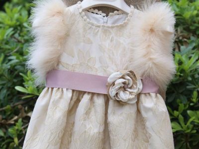 Χειμερινή βάφτιση; Αυτό είναι το πιο χαριτωμένο φορεματάκι για το βαφτιστήρι σας