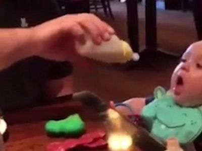 Ο τρόπος που δίνει στο γιο του να πιει γάλα θα σας αφήσει άφωνους (vid)