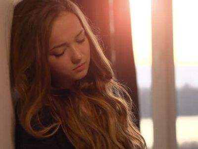 Γιατί τα κορίτσια είναι πιο πιθανό να κάνουν κακό στον εαυτό τους στην εφηβεία απ’ ότι τα αγόρια