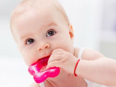 Το μωρό σας βγάζει τα πρώτα του δοντάκια; Αυτό το αξεσουάρ οδοντοφυϊας θα το χρειαστείτε