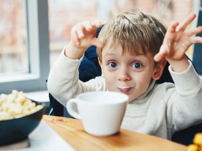 Οι τέσσερις μύθοι για την παιδική διατροφή που πιστεύουν ακόμα οι γονείς