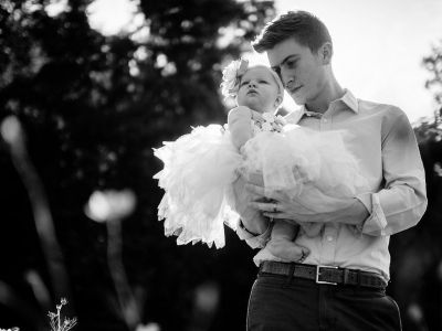 Μπαμπάδες κρατούν αγκαλιά τα παιδιά τους - Ό,τι καλύτερο θα δείτε σήμερα (pics)