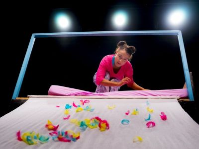 Κοίτα!, της Κατερίνας Καραδήμα στο Βασιλικό Θέατρο