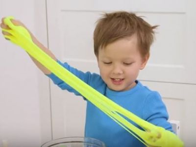 Φτιάξτε εύκολα γλίτσα για τα παιδιά σας, χρησιμοποιώντας υγρό φακών επαφής