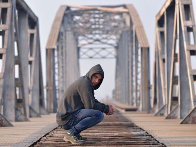 Κατάθλιψη και εφηβεία: Μεγαλύτερος ο κίνδυνος για τους εφήβους με καταθλιπτικό πατέρα