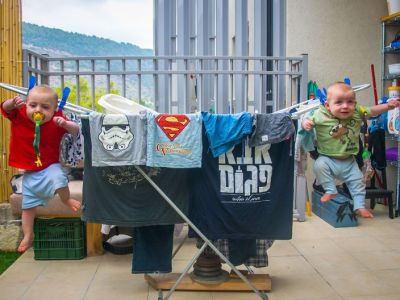 Μπαμπάς φωτογραφίζει  τα δίδυμα αγόρια του και μας αφήνει άφωνους με την ευρηματικότητά του