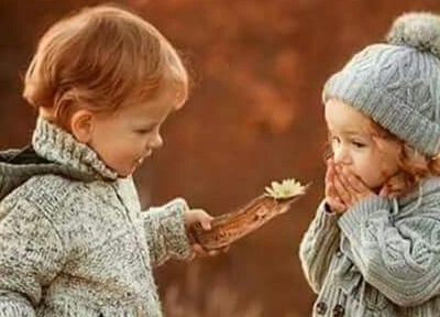 Πώς μπορώ να βοηθήσω το παιδί μου να γίνει κοινωνικό όταν είναι μικρό;