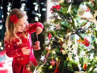 Πώς να κάνουμε το στόλισμα του χριστουγεννιάτικου δέντρου αξέχαστο για τα παιδιά;