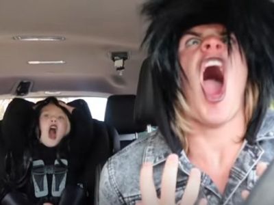 Μπαμπάς και κόρη δίνουν ρεσιτάλ ερμηνείας και εμφάνισης τραγουδώντας καραόκε (βίντεο)