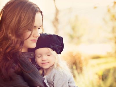 Δέκα κανόνες για μαμάδες που μεγαλώνουν κόρες