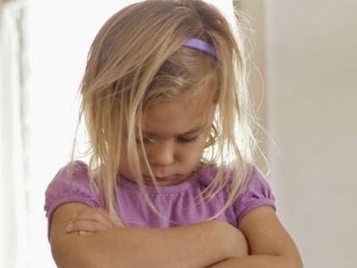 Ανυπάκουο παιδί: Δείτε γιατί οι φωνές σας δεν οδηγούν πουθενά