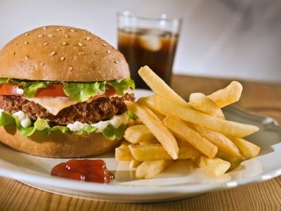 Από τι κινδυνεύουν τα παιδιά που τρώνε συχνά junk food