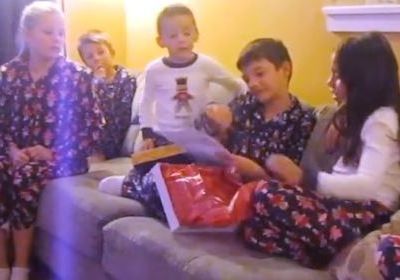 Δεν θα μπορούσαν να ευχηθούν καλύτερο πρωτοχρονιάτικο δώρο αυτά τα τρία παιδιά (video)