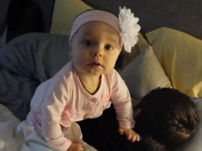 Πολύ γέλιο: Μωρά προσπαθούν να ξυπνήσουν τους μπαμπάδες τους (vid)