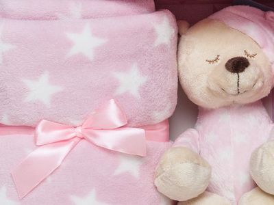 Ιδέα για δώρο σε νεογέννητο κοριτσάκι: Κουβερτάκι και λούτρινο αρκουδάκι σε κουτί