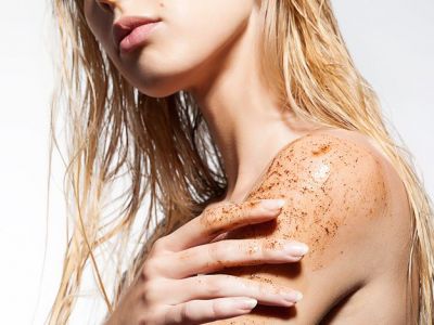Scrub σώματος με μαύρο πιπέρι για τον καθαρισμό του γυναικείου σώματος