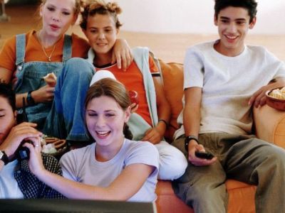 Πώς επηρεάζει η τηλεόραση τις διατροφικές συνήθειες των εφήβων;