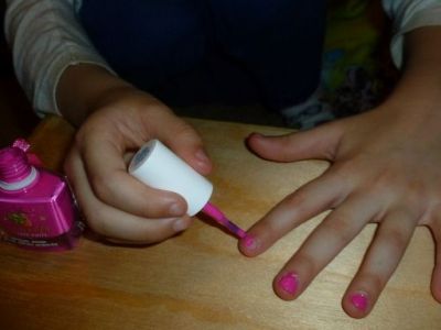 Αφήστε τις κόρες σας να βάψουν τα νύχια τους με βερνίκια που έχουν βάση το νερό