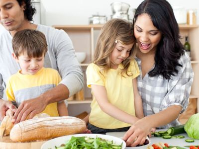 Διατροφή παιδιών: Τι δεν πρέπει να κάνουν τα παιδιά όταν τρώνε