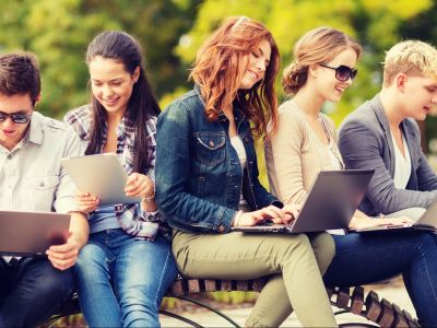 Η πολύωρη χρήση των social media και των κινητών κάνει δυστυχισμένους τους εφήβους