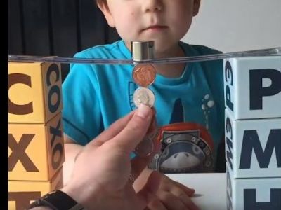 Αυτός ο μπαμπάς βρήκε τον πιο δημιουργικό τρόπο να παίζει με τα παιδιά του (video)