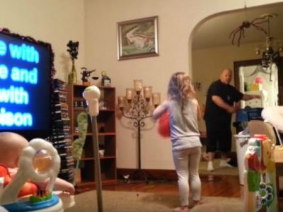 Μπαμπάς κάνει babysitting και η μαμά μένει έκπληκτη απ’ όσα βλέπει στην κάμερα