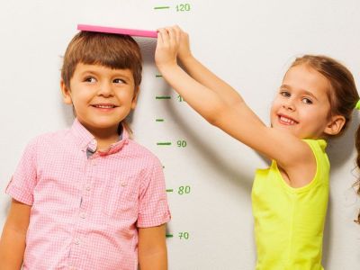 Σε ποια ηλικία σταματούν να ψηλώνουν τα αγόρια και σε ποια τα κορίτσια