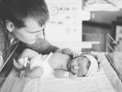 Η πιο δυνατή στιγμή: Οι μπαμπάδες συναντούν για πρώτη φορά τα νεογέννητα μωρά τους (pics)