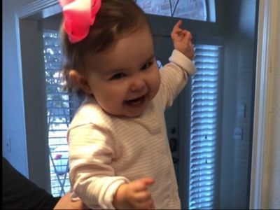 Δείτε πως υποδέχεται αυτό το κοριτσάκι τη μαμά του όταν επιστρέφει από τη δουλειά