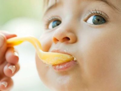 Πώς θα βοηθήσω το μωρό μου να αποδεχτεί νέες στερεές τροφές;