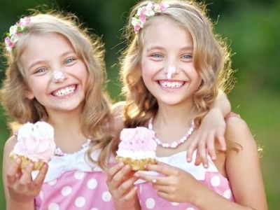 Πώς να καλλιεργήσω την ατομικότητα στα δίδυμα αδέρφια;