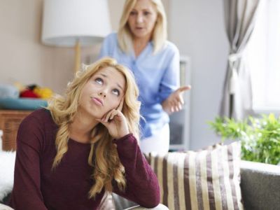 Όταν ο έφηβος αντιμιλάει και βρίζει πώς πρέπει ν΄αντιδρούν οι γονείς;