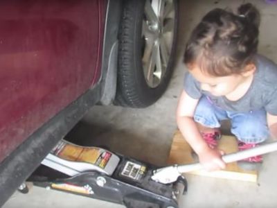 Αυτή η μικρή αλλάζει τα λάδια στο αυτοκίνητο του μπαμπά της και μας αφήνει άφωνους (vid)