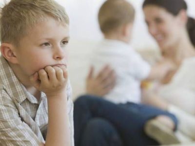 Το παιδί σας ζηλεύει; Δείτε πώς μπορείτε να το αντιμετωπίσετε