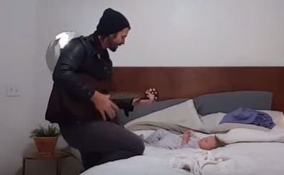 Όταν αρχίζει να της τραγουδά, η κόρη του αντιδρά με τον πιο γλυκό τρόπο (video)